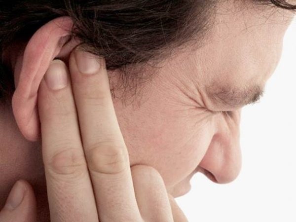Nhiều người mắc COVID-19 báo cáo triệu chứng ù tai.